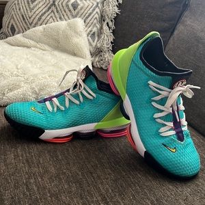 Nike LBJ 16 Mens Basketball Shoes- EUC size 8.5